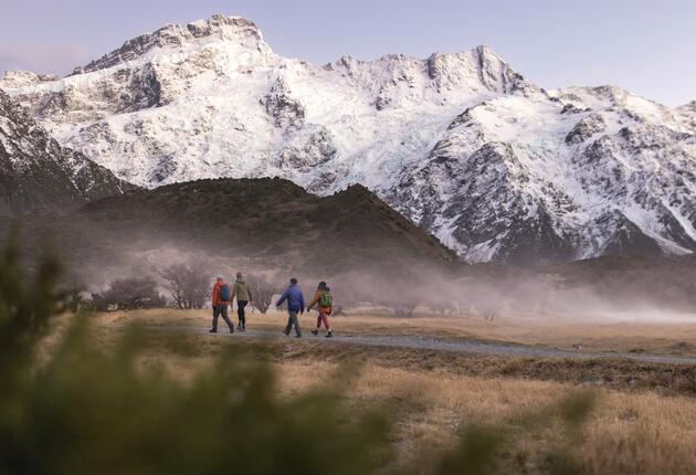 뉴질랜드의 최고봉인 마운트쿡은 에드먼드 힐러리 경(Sir Edmund Hillary)이 에베레스트산을 정복하기 전에 등반 훈련을 했던 산이기도 하다.