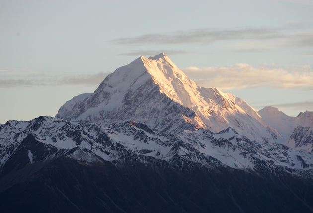 Ob du auf den Aoraki / Mount Cook kletterst oder wanderst oder einen Rundflug über den Gipfel machst, die Faszination des höchsten Berges Neuseelands wird dir für immer in Erinnerung bleiben. Mehr erfahren.