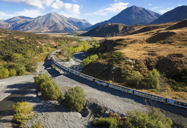 기차 여행의 경이로움을 느껴보자. 안락한 기차에서 아름다운 풍경을 감상하며 뉴질랜드의 다양한 관광지로 떠나는 기차 여행. 뉴질랜드 전역을 기차로 여행하는 그레이트 저니스에 대해 자세히 알아보자.