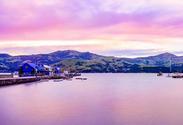 阿卡罗瓦是新西兰最具法国风情的小镇，古老的建筑、壮观的海港和美味的食物，会让你陶醉。