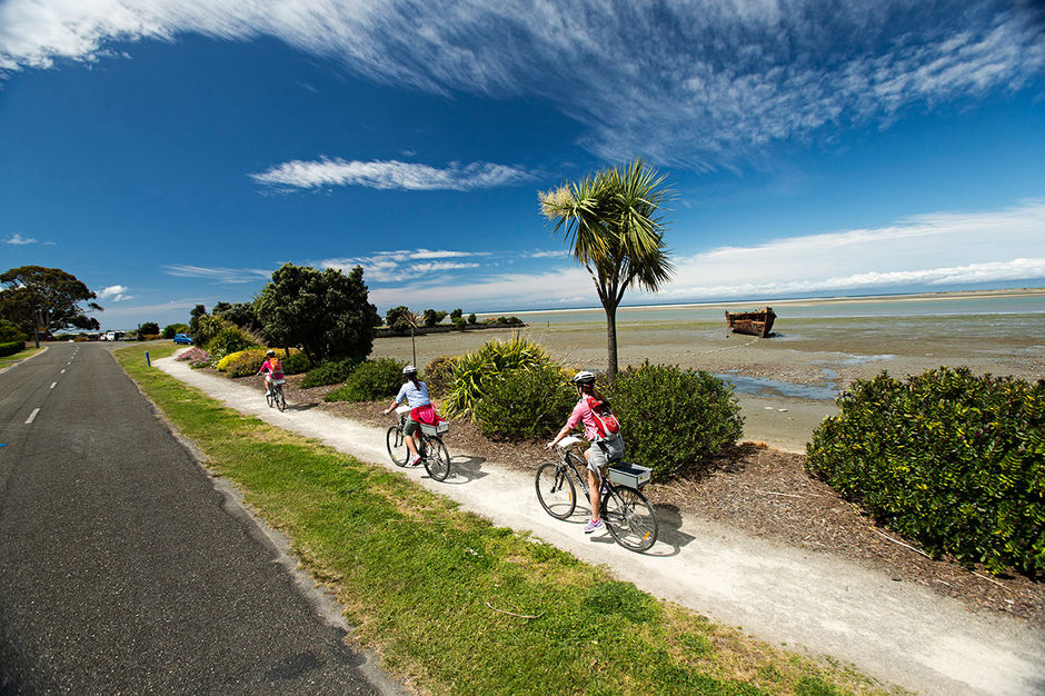 On the Great Taste Trail take in panoramic views of Tasman Bay, Waimea Estuary, and mountains in the Western Ranges.
