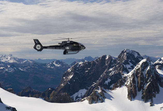 경비행기나 헬리콥터를 이용한 관광비행은 뉴질랜드의 아름다운 경관을 조망하는 최고의 방법이다.