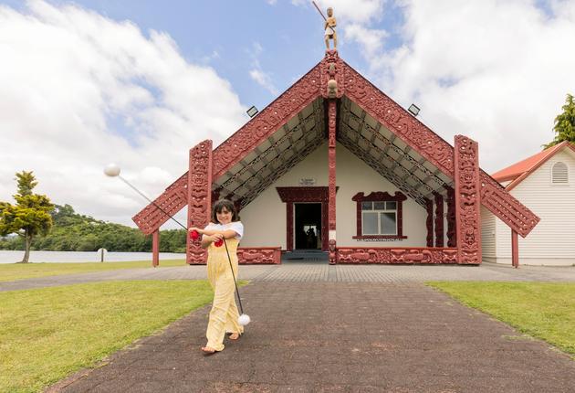 Das Marae (Versammlungsgelände) ist der Mittelpunkt von Māori-Gemeinschaften in ganz Neuseeland. Erfahre mehr über die Traditionen und Bräuche in einem Marae. 