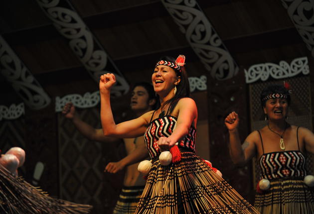 Kapa Haka – die traditionelle Māori-Darstellungskunst – ist ein eindringlicher und sehr anschaulicher Teil der kulturellen Erfahrung in Neuseeland. Der Māori-Haka ist eine Art uralter Māori-Kriegstanz, der traditionell auf dem Schlachtfeld, aber auch bei friedlichen Zusammenkünften verwendet wird.