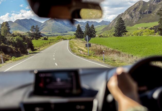 Erfahre hier wissenswertes über das Autofahren in Neuseeland, insbesondere über die Verkehrsregeln, auf welcher Straßenseite in Neuseeland gefahren wird, die Verwendung eines internationalen Führerscheins und die Wetterbedingungen.