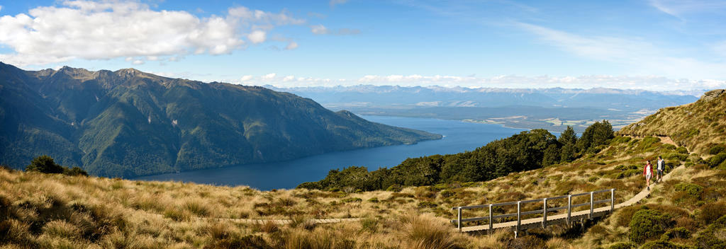 The Kepler track is a 60km loop that takes you alongside glistening alpine lakes, through dense beech forest and up into a spectacular alpine environment. Th...