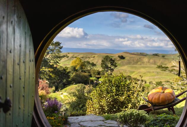 ホビット庄はニュージーランド北島のワイカト地方に実在します。ホビット村映画セットの他、ワイトモのツチボタル洞窟やハミルトン・ガーデンズなど、様々な見どころがあります。