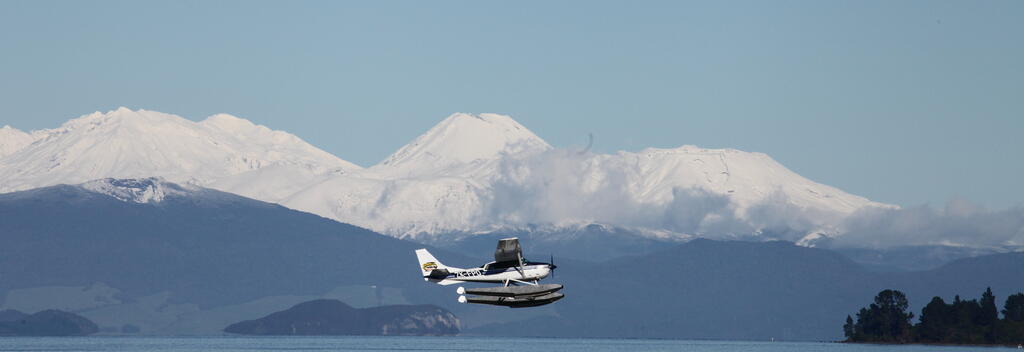 Floatplane above Taupō