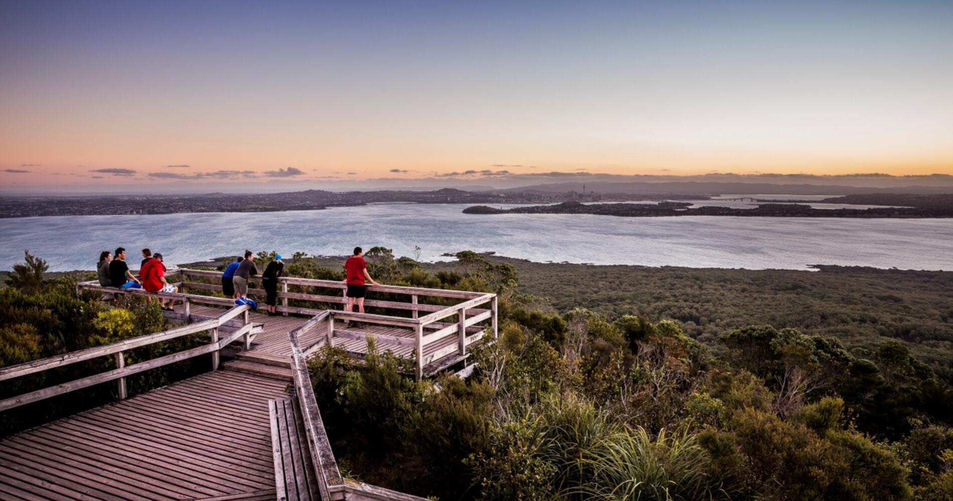 Discover the best walks in Auckland, from volcanic summits to coastal trails. Explore stunning landscapes, historic sites, and breathtaking views on these must-visit walking tracks! Best Walks In Auckland, Auckland Hiking, Hiking Auckland, Auckland Hikes, Hikes In Auckland, Walks In Auckland, Auckland Walks, Auckland Travel Guide, New Zealand Travel Itinerary Auckland, Auckland New Zealand, Auckland New Zealand Aesthetic, Auckland City