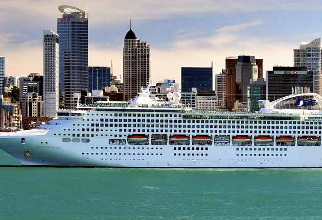 乘坐游轮前往新西兰，感受舒适的旅途体验。