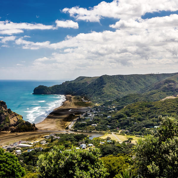 Piha Beach is popular with experienced surfers, but it’s also a wonderful spot for picnics, relaxing walks and swims.