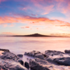 Erkunde den jüngsten Vulkan Neuseelands auf Rangitoto Island.