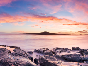 Erkunde den jüngsten Vulkan Neuseelands auf Rangitoto Island.