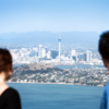 Erlebe den umwerfenden Ausblick auf Auckland, der sich vom höchsten Punkt auf Rangitoto Island aus bietet.