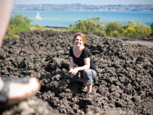 Auf Rangitoto Island gibt es Vulkanfelsen und Lavahöhlen, die vor 600 Jahren entstanden sind, zu bestaunen.