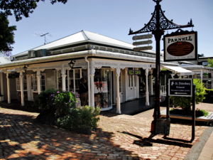 With its beautifully maintained colonial style properties, house art, craft shops and top cafes, Parnell is popular with locals and tourists.