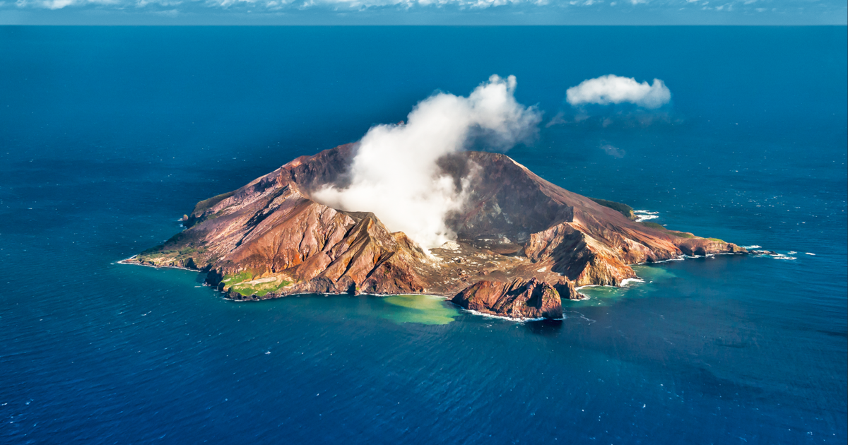 Вулканический остров в тихом океане. Вулкан Уайт-Айленд. Остров Уайт новая Зеландия. Уайт-Айленд извержение. Новая Зеландия вулканы.