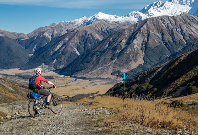 Der St. James Cycle Trail führt dich durch atemberaubende Berglandschaften. Auf dieser abgelegenen Reise durch das Hochgebirge wirst du mit goldenen Wiesen, Buchenwäldern, Seen und Tälern belohnt – vor der Kulisse schneebedeckter Gipfel.