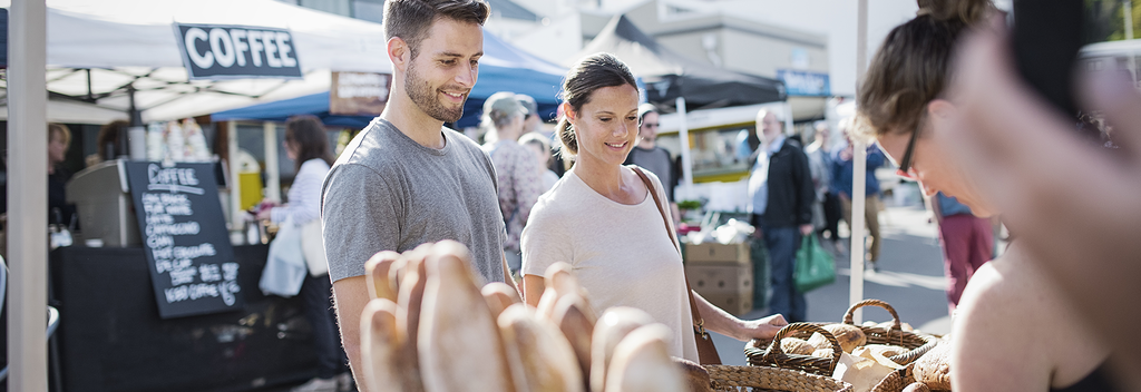 Genieße hausgemachte Leckereien auf dem Bauernmarkt von Lyttelton – geöffnet jeden Sonntag von 10 bis 13 Uhr.