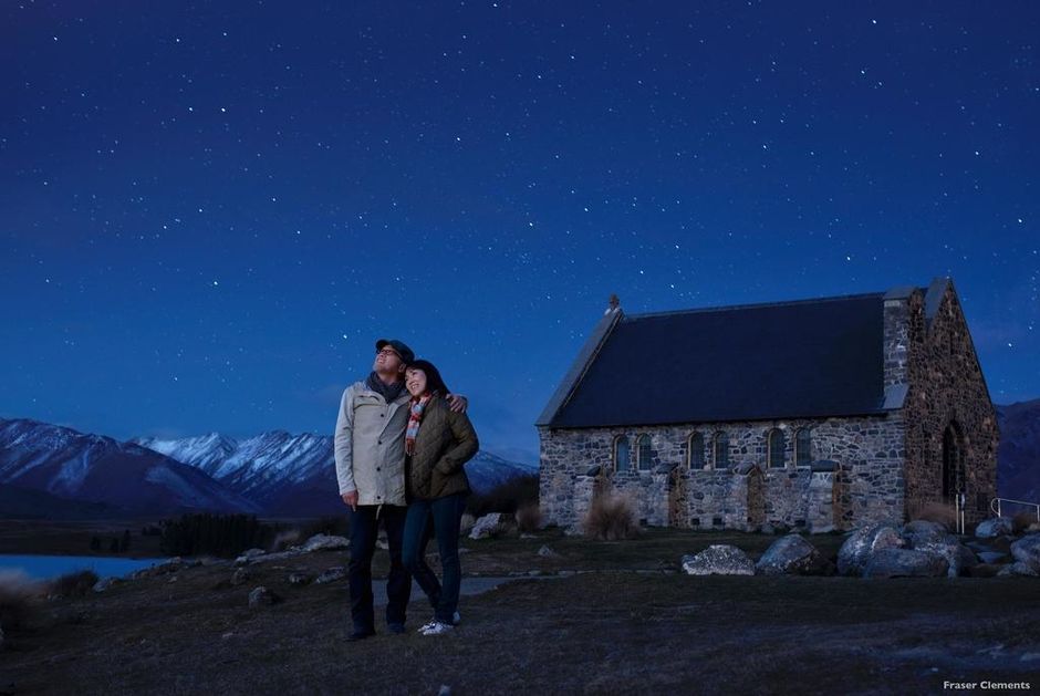 Observación de las estrellas en la iglesia Church of the Good Shepherd, lago Tekapo