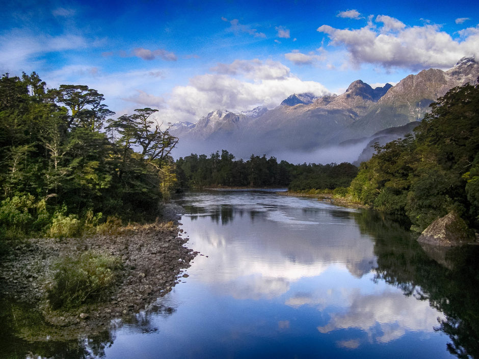 Die Darran Bergkette über dem Pyke River auf dem Hollyford Track.