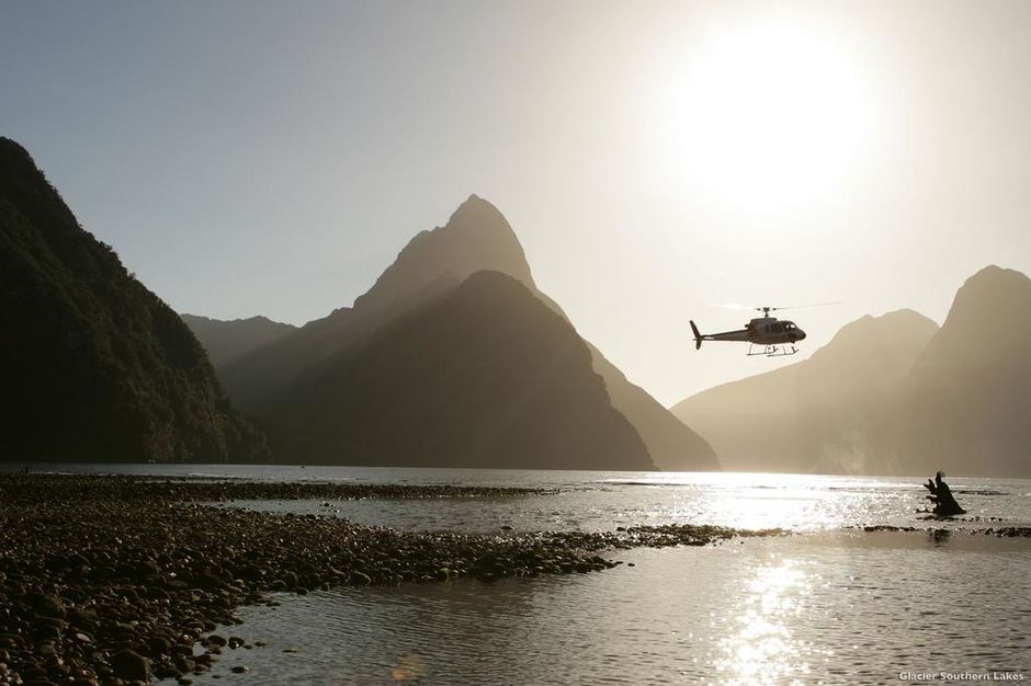 搭乘固定翼飞机、水上飞机或直升飞机在峡湾国家公园（Fiordland National Park）上空飞行，领略极致美景。