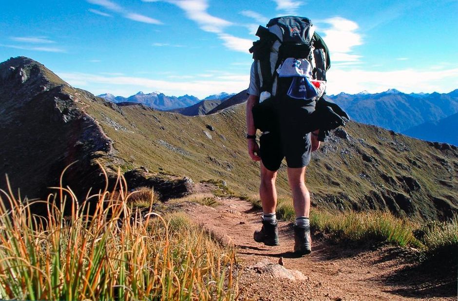 凯普勒步道（Kepler Track）带你翻山越岭，穿越本土森林，跨过瀑布和冰蚀山谷。