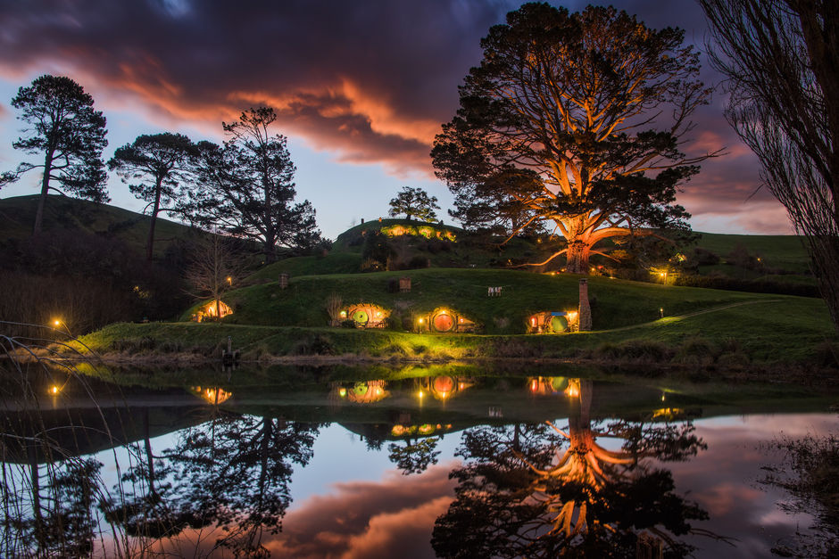 Die Filmkulissen von Hobbingen (Hobbiton™) in der grünen Umgebung Matamatas wirken zum Sonnenauf- oder Untergang besonders spektakulär.