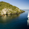 Segele auf dem Lake Taupō zu den beeindruckenden Māori-Felsenkunstwerken in der Mine Bay.