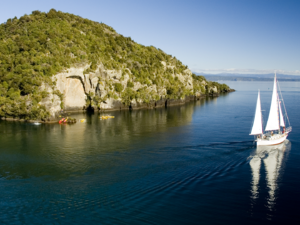 Segele auf dem Lake Taupō zu den beeindruckenden Māori-Felsenkunstwerken in der Mine Bay.