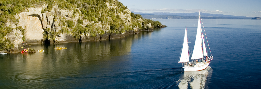 航行到陶波湖（Lake Taupo）矿山湾（Mine Bay），欣赏令人印象深刻的毛利岩雕。