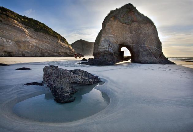 Machen Sie einen Ausflug zur Golden Bay über Takaka Hill - zu einer heiligen Quelle und wunderschönen, wilden Strandlandschaften.