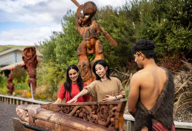 Discover the top 10 autumn experiences in New Zealand: scenic drives, hot air ballooning, wildlife, stargazing, glamping, Māori culture, wellness retreats, and more.