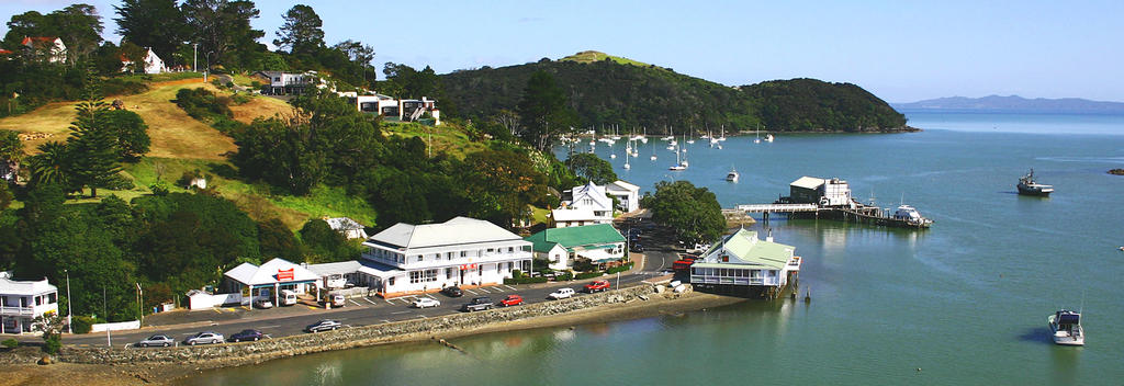 Mangōnui is a charming seaside town.