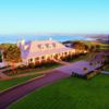 Every evening, mesmerizing views of Cape Brett and the Cavalli Islands give cocktail hour at Kauri Cliffs a special touch a magic.