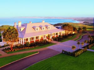 Every evening, mesmerizing views of Cape Brett and the Cavalli Islands give cocktail hour at Kauri Cliffs a special touch a magic.