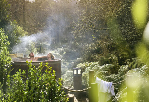 Neuseelands Hot Pools werden auf natürliche Weise von der Erde unter ihnen beheizt. Nimm ein Bad in einem Thermalbad, umgeben von Bergen, Wäldern oder Seen. Oder gönne dir eine entspannende therapeutische Behandlung in einem der vielen neuseeländischen Heilbäder. Mehr erfahren. 