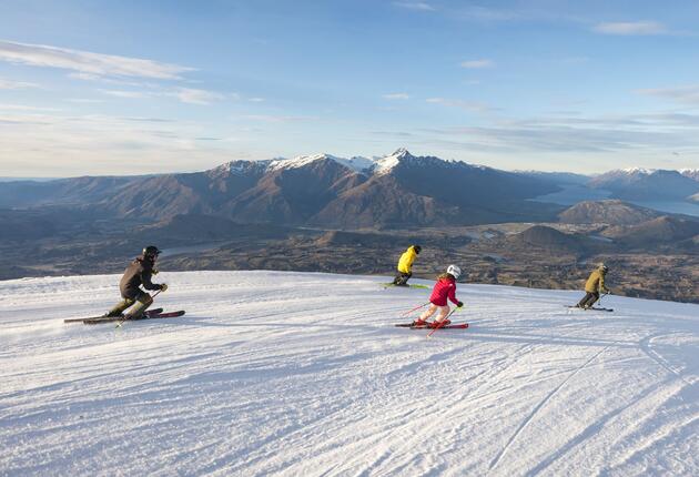 Skiing and Snowboarding in New Zealand is all about spectacular landscapes and scenery, uncrowded slopes and heli-skiing fields. Not to mention a vibrant après-ski scene and loads of off-mountain activities.