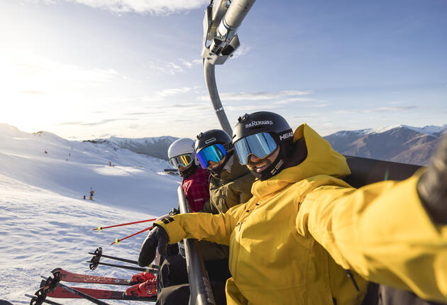 Skiing and Snowboarding in New Zealand is all about spectacular landscapes and scenery, uncrowded slopes and heli-skiing fields. Not to mention a vibrant après-ski scene and loads of off-mountain activities.