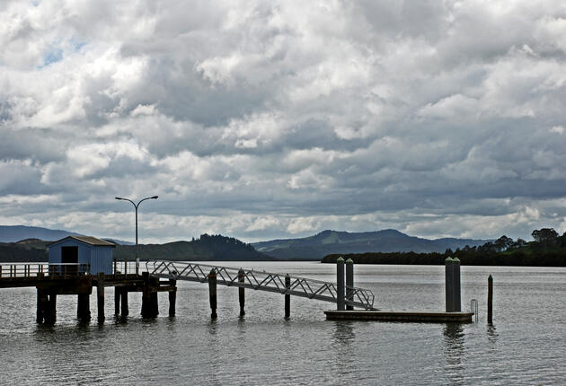 コフコフは静かで趣のある湾岸の町です。歴史的にも重要な、カウリの伐採で賑わっていたころの建物がいくつか保存されています。