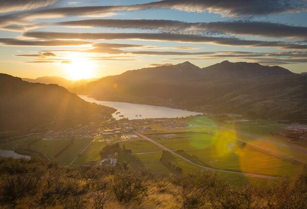 Frankton is home to Queenstown Airport and has become a bustling precinct with outdoor shopping malls, department stores and several supermarkets.