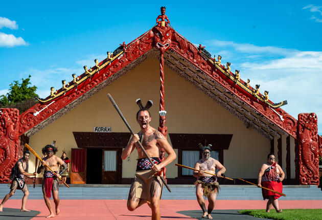 Māori sind die Tangata Whenua (Menschen des Landes) von Aotearoa Neuseeland und ihre Kultur ist ein integraler Bestandteil des hiesigen Lebens. Erlebe die Kultur von Māori hautnah, wenn du Neuseeland besuchst. 