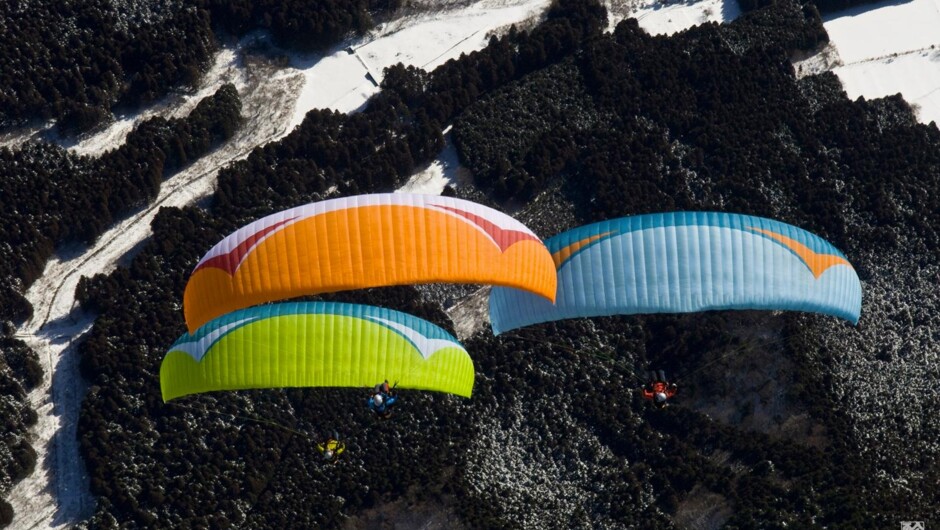 3 paragliders on the coast