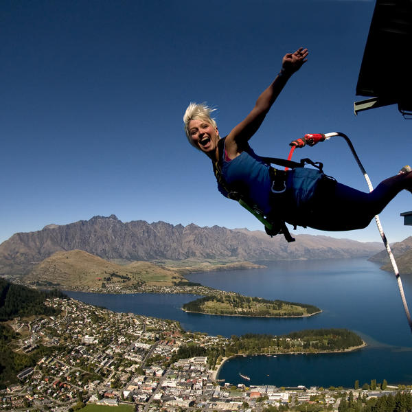 Freestyle ledge bungy in Queenstown