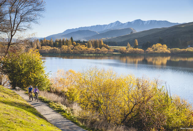 Whakarewarewa Forest Loop is great for e-bike riders and new cyclists. It offers wonderful vistas of forest and lakes, boasts Māori carvings, and storyboards that share the area’s fascinating history. 