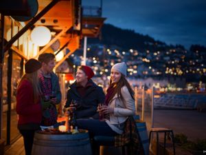 Nach Anbruch der Dunkelheit schaltet Queenstown in den Partymodus.