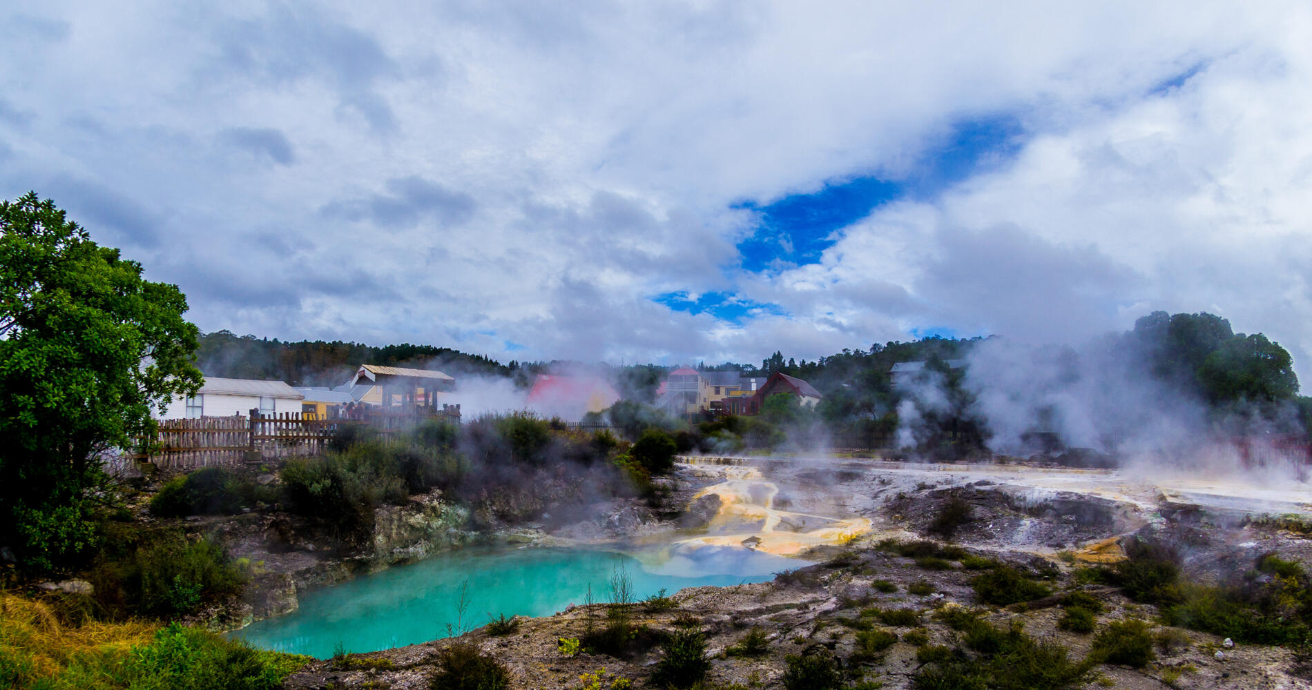 Dove il sole incontra la montagna, vediamo che la luminosità finisce sempre  nell'oscurità. Girato al lago blu rotorua, nuova zelanda Foto stock - Alamy