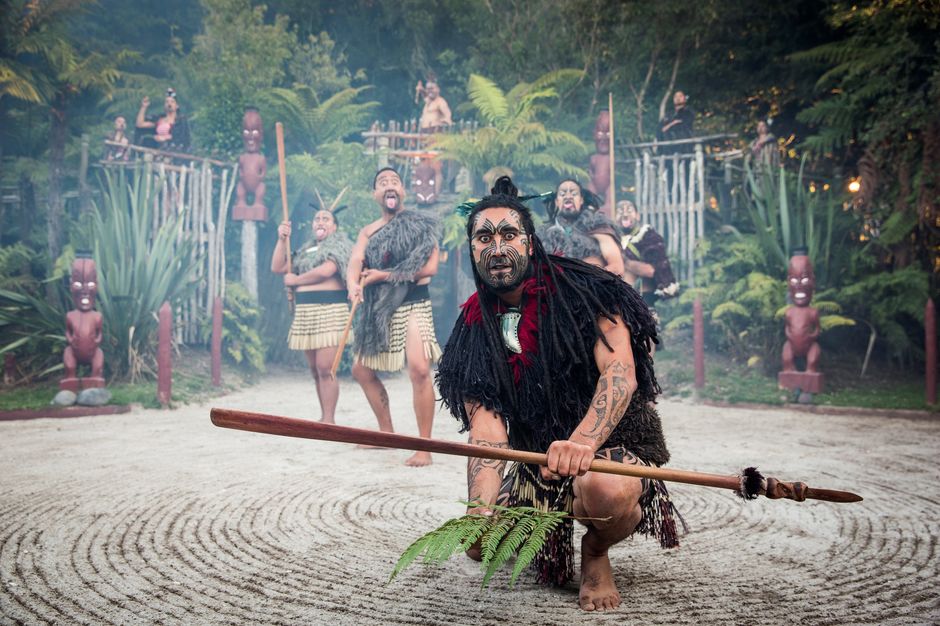 Te Puia combina maravillas geotérmica con la rica cultura maorí.