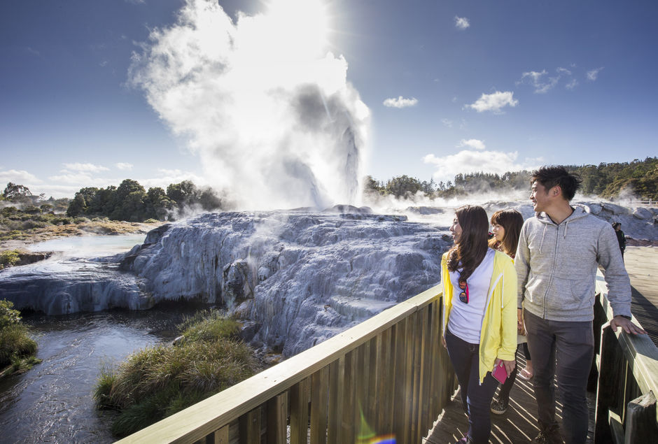 Lokasi dari Pohutu Geyser yang terkenal dan Institut Seni Budaya Māori, Te Puia adalah destinasi ikonik bagi pengunjung Rotorua.