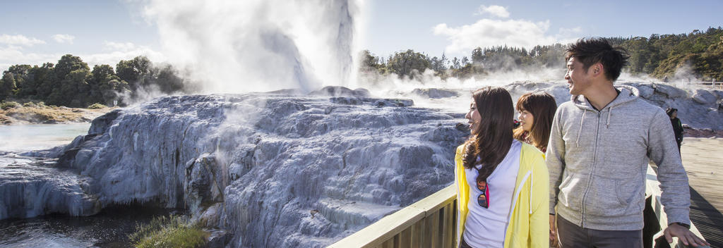 Lokasi dari Pohutu Geyser yang terkenal dan Institut Seni Budaya Māori, Te Puia adalah destinasi ikonik bagi pengunjung Rotorua.